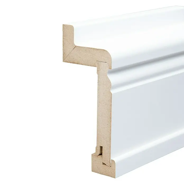 Abdeckleiste - 240 cm x 68 mm x 145 mm - Nahaufnahme eines weißen Sockelleistenprofils. Die MDF-Konstruktion ist sichtbar, was seine Struktur und Materialzusammensetzung hervorhebt.