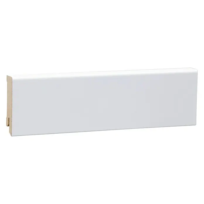 Sockelleiste - 240 x 1,6 x 5,8 cm, MDF, Weiß - Nahaufnahme einer weißen, lackierten Fußleiste aus Holz, ideal für jeden Bodenbelag. Perfekt für ein stilvolles Zuhause.