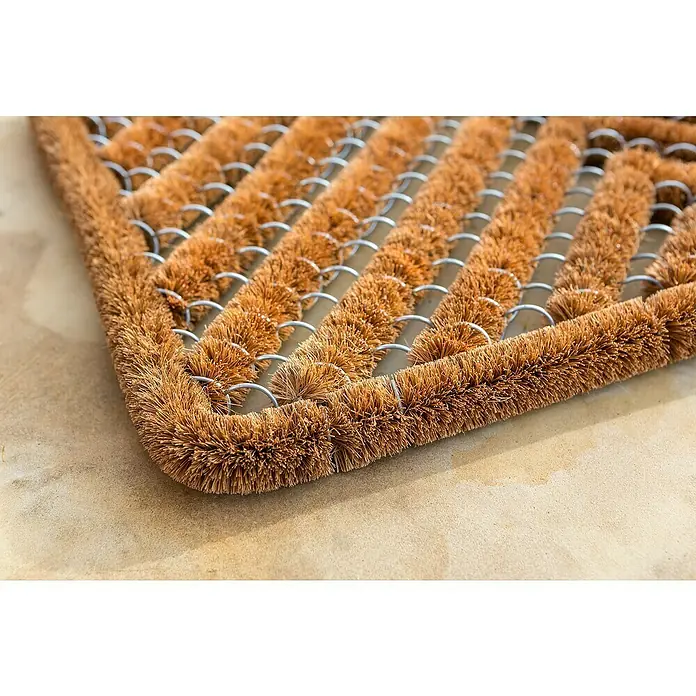 Astra Coco Fußmatte Brush - 40 x 60 cm, Kokos, Fischgrät - Detailansicht einer braunen Kokosmatte mit Metallhalterung, ideal für den Eingangsbereich.