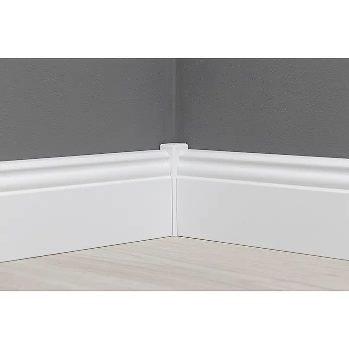 Sockelleiste - 244 x 1,8 x 9,6 cm, MDF, Beschichtet, Profiliert - Nahaufnahme einer weißen Sockelleiste, die eine stilvolle Note verleiht und die Verbindung zwischen Wand und Boden elegant abschließt.