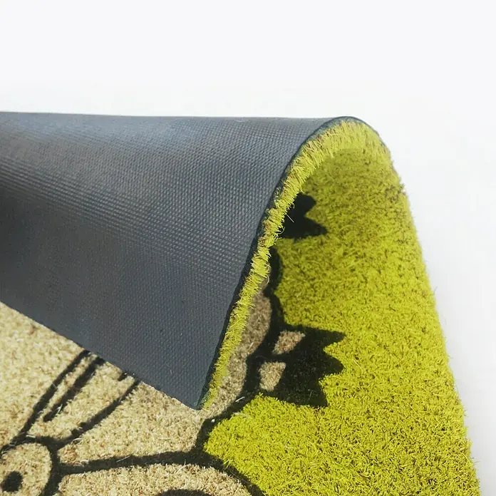 Astra Coco Fußmatte Style - 40 x 60 cm, Bunt, Material Nutzschicht: 100 % Kokos, Schaf, Kokos - Detailaufnahme einer Fußmatte mit Gummiunterseite und grünem Flor, verziert mit einem schwarzen Motiv. Ideal für den Eingangsbereich.