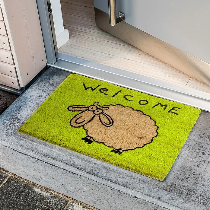 Astra Coco Fußmatte Style - 40 x 60 cm, Bunt, Material Nutzschicht: 100 % Kokos, Schaf, Kokos - Einladende Fußmatte mit witzigem Schafmotiv und "Welcome"-Schriftzug vor einer geöffneten Tür.