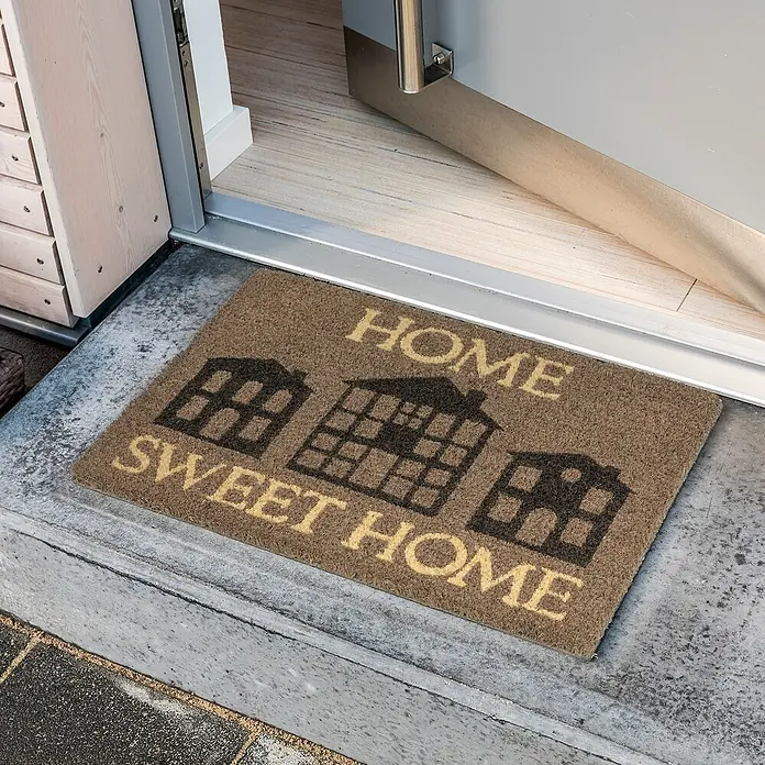 Astra Coco Fußmatte Style - 40 x 60 cm, Bunt, Material Nutzschicht: 100 % Kokos, Home Sweet Home, Kokos - Fußmatte mit dem Aufdruck "Home Sweet Home" und Häusern vor einer offenen Tür, die einen einladenden Eingangsbereich schafft.