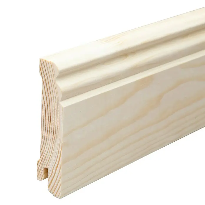 Sockelleiste - 240 x 1,8 x 7 cm, Kiefer - Nahaufnahme einer Sockelleiste aus hellem Holz mit profilierter Oberfläche vor schwarzem Hintergrund.