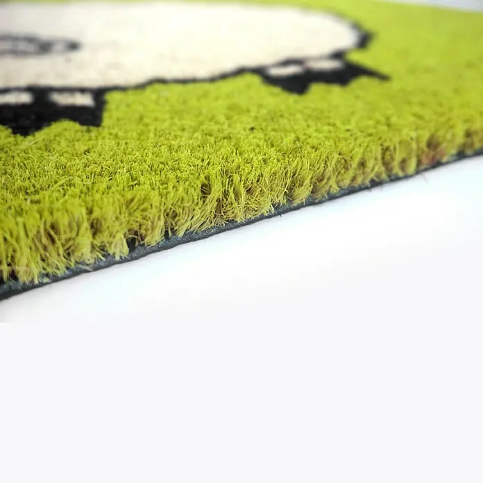 Astra Coco Fußmatte Style - 40 x 60 cm, Bunt, Material Nutzschicht: 100 % Kokos, Schaf, Kokos - Nahaufnahme einer Fußmatte mit einem Schafmotiv auf grünem Grund, ideal für den Eingangsbereich.