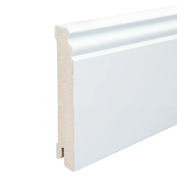 Sockelleiste - 244 x 1,8 x 11,5 cm, MDF, Beschichtet, Profiliert - Nahaufnahme einer weißen Fußleiste mit dekorativem Profil. Ideal für Innenausbau und Bodengestaltung.