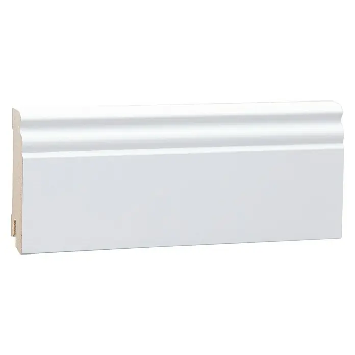 Sockelleiste - 244 x 1,8 x 8 cm, MDF, Beschichtet, Profiliert - Ein weiß lackiertes Sockelleistenprofil, ideal für die elegante Gestaltung von Innenräumen, präsentiert auf schwarzem Hintergrund.