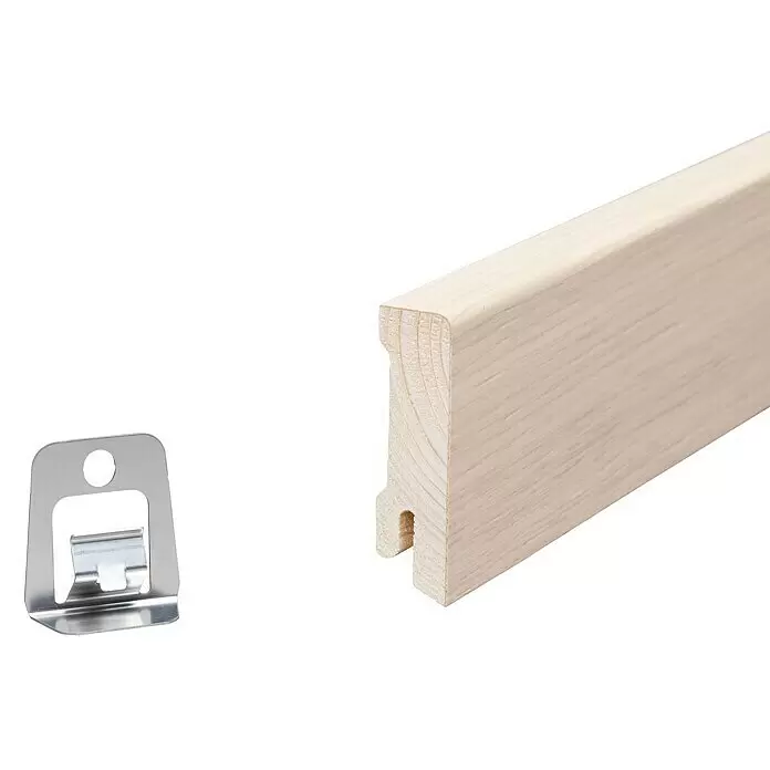 Sockelleiste - 240 x 1,6 x 5,8 cm, Eiche Weiß geölt - Helle Holzleiste mit Nut für verdeckte Montageklammer, neben einem silbernen Metallclip.