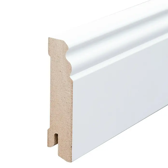 Sockelleiste - 244 x 1,8 x 8 cm, MDF, Beschichtet, Profiliert - Nahaufnahme einer weißen Sockelleiste mit profilierter Kante und Nut, ideal für stilvolle Raumgestaltung.