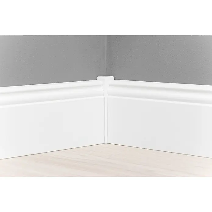 Sockelleiste - 244 x 1,8 x 11,5 cm, MDF, Beschichtet, Profiliert - Detailaufnahme einer eleganten weißen Sockelleiste, die den Übergang zwischen Wand und Boden stilvoll betont und Räumen ein sauberes Finish verleiht.