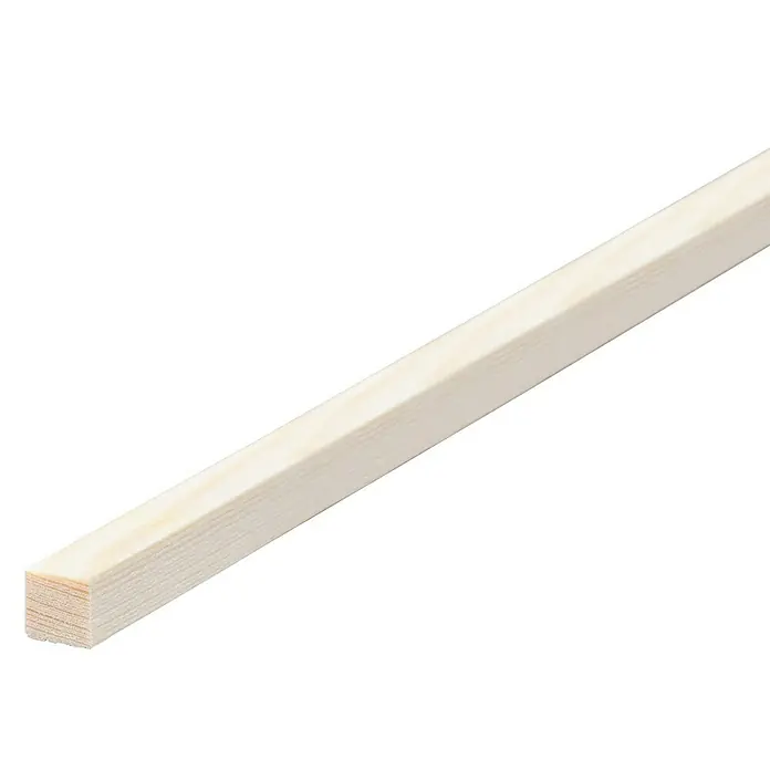Quadratleiste - L x B x H: 240 x 0,5 x 0,5 cm, Kiefer - Nahaufnahme eines hellen, unbehandelten Vierkantholzes, das diagonal vor einem schwarzen Hintergrund liegt und dessen Textur betont.