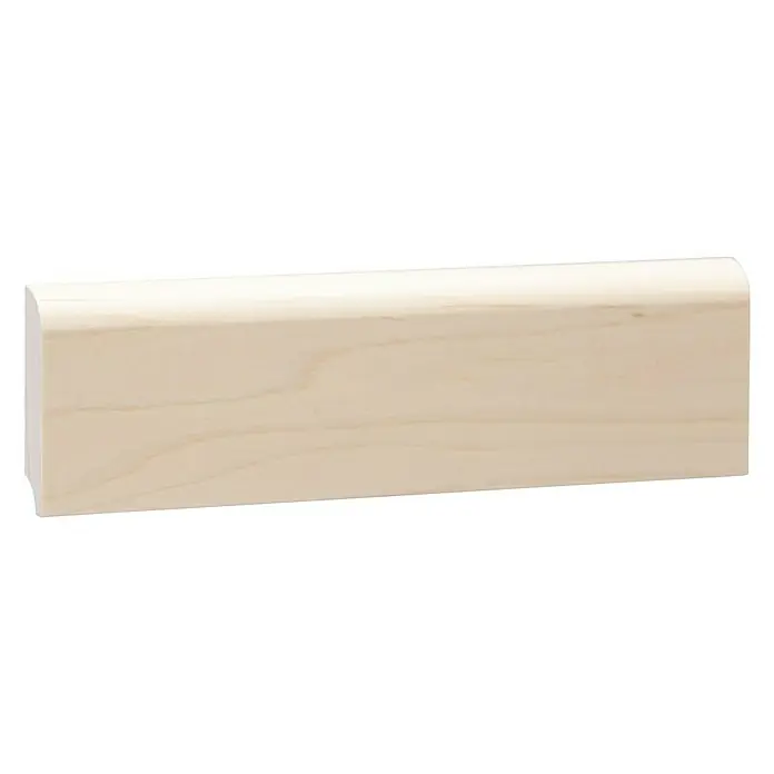 Sockelleiste - 240 x 1,3 x 6 cm, Ahorn - Ein rechteckiges, helles Holzprofil mit abgerundeter Kante, ideal für Sockelleisten oder Zierleisten, präsentiert auf schwarzem Hintergrund.