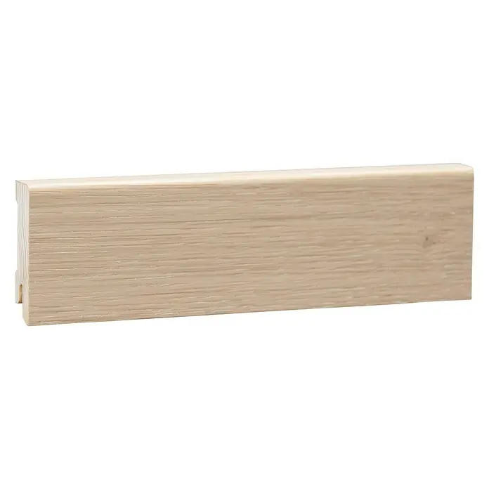 Sockelleiste - 240 x 1,6 x 5,8 cm, Eiche Altweiß - Das Foto zeigt eine helle Sockelleiste aus Holz mit feiner Maserung, ideal für den Innenausbau und zur stilvollen Gestaltung von Wohnräumen.