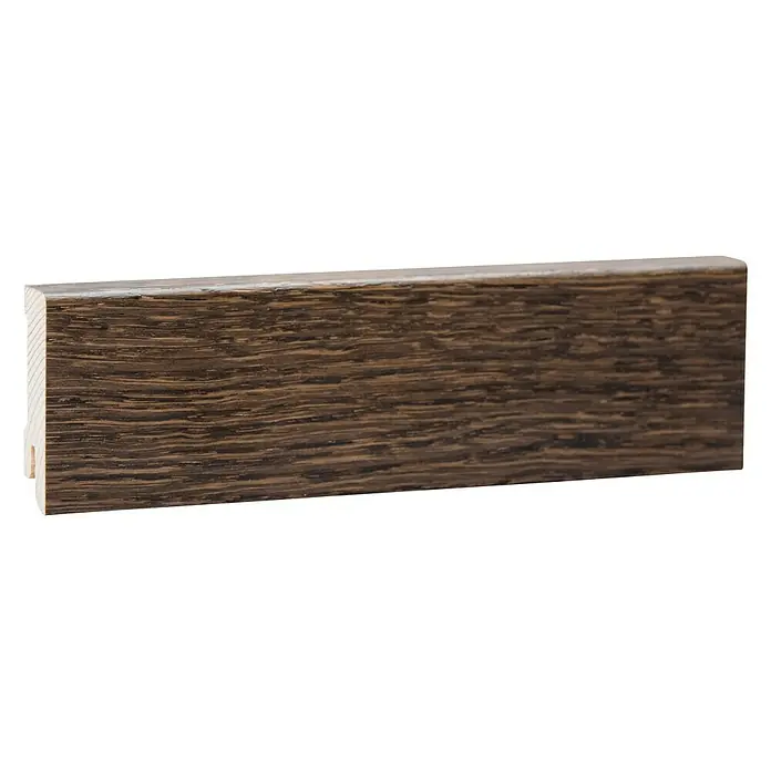 Sockelleiste - 240 x 1,6 x 5,8 cm, Räuchereiche Braun - Nahaufnahme eines Holzprofils, das eine schöne Maserung und Details zeigt. Ideal für Innenausbau und Möbelbau.