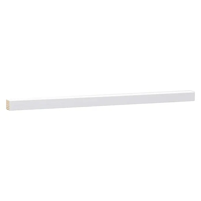 Quadratleiste - 90 cm x 10 mm x 10 mm, Kiefer, Weiß - Ein einzelner, weißer Holzstab, möglicherweise eine Leiste oder ein Rahmen, liegt horizontal vor einem schwarzen Hintergrund.