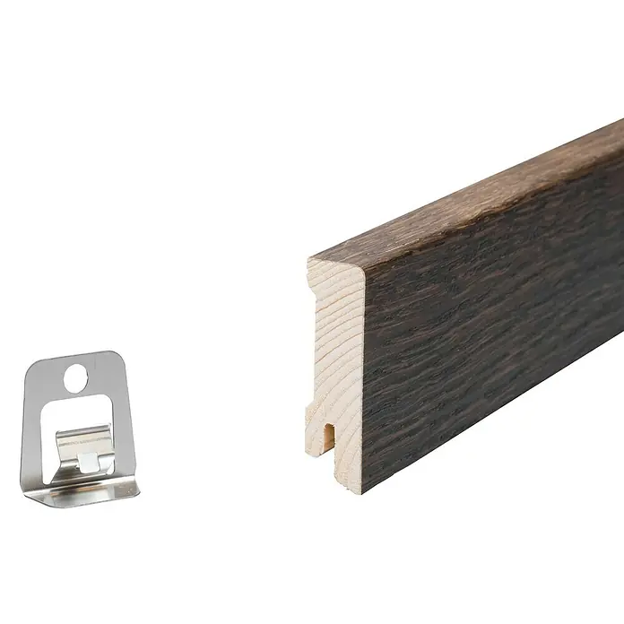 Sockelleiste - 240 x 1,6 x 5,8 cm, Räuchereiche Braun - Detailansicht einer Sockelleiste aus dunklem Holz mit zugehörigem Montageclip. Die Leiste ist robust und stilvoll.