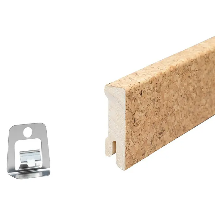 Sockelleiste - 240 x 1,6 x 5,8 cm, Kork grob - Nahaufnahme eines Kork-Sockelleiste mit einer Metallklammer. Ideal für die Wandbefestigung und zur Dekoration von Wohnräumen.