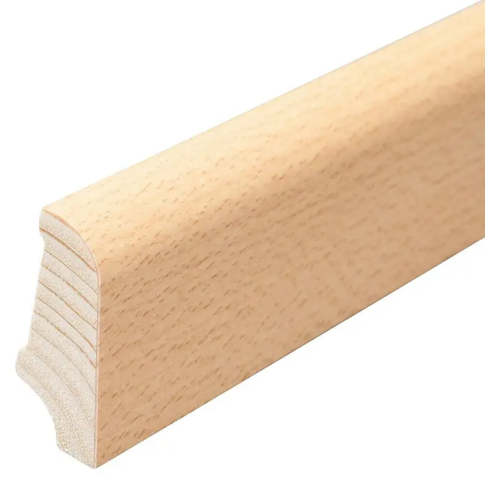 Sockelleiste - 240 x 1,8 x 4 cm, Buche gedämpft - Nahaufnahme einer hellen, unbehandelten Holzfußleiste mit abgerundeter Oberkante auf schwarzem Hintergrund.