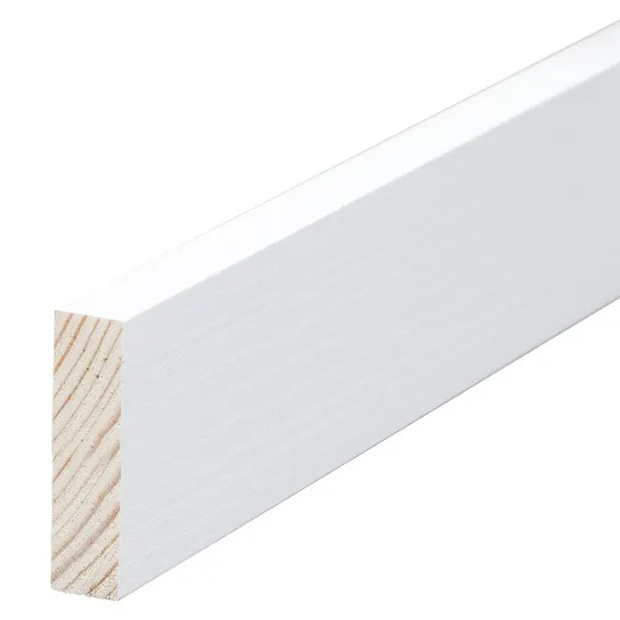 Rechteckleiste - 90 cm x 10 mm x 40 mm, Kiefer - Nahaufnahme einer weiß lackierten Holzfußleiste, die die natürliche Maserung des Holzes an den Enden zeigt und eine saubere Ästhetik bietet.