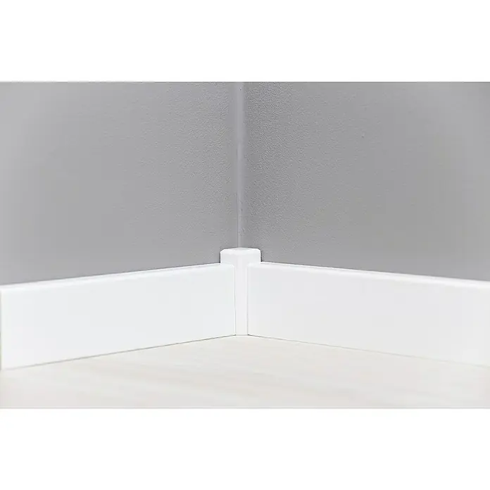 Sockelleiste - 240 x 1,6 x 4 cm, Kiefer - Detailaufnahme einer weißen Eckfußleiste, die einen sauberen Übergang zwischen Wand und Boden in einem modern gestalteten Raum schafft.