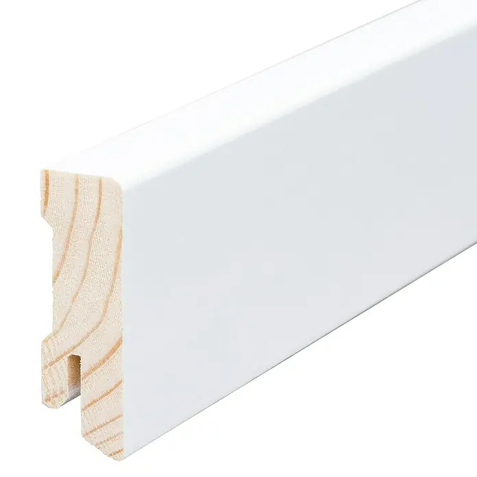 Sockelleiste - 240 x 1,6 x 4 cm, Kiefer - Detailaufnahme einer weißen Sockelleiste mit Holzstruktur an der Schnittfläche. Ideal für Innenausbau und Renovierung.
