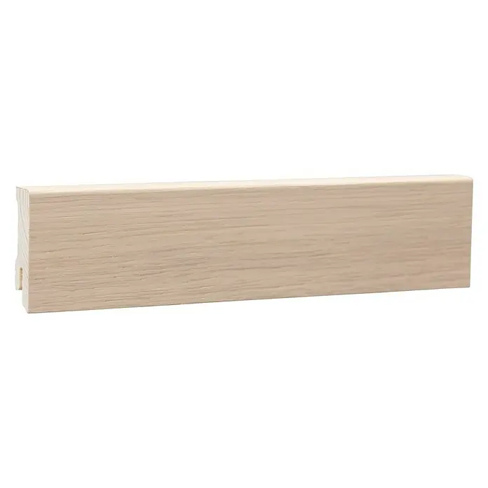 Sockelleiste - 240 x 1,6 x 4 cm, Eiche Weiß geölt - Ein einzelnes, rechteckiges Sockelleistenprofil aus hellem Holz, ideal für die stilvolle Gestaltung von Innenräumen und Bodenabschlüssen.