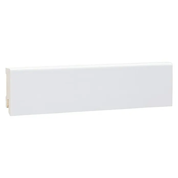 Sockelleiste - 240 cm x 16 mm x 40 mm, Fichte, Lackiert, Weiß - Eine weiße Fußleiste aus Holz, die sich ideal zur stilvollen Gestaltung von Innenräumen eignet, um Böden und Wände sauber abzuschließen.