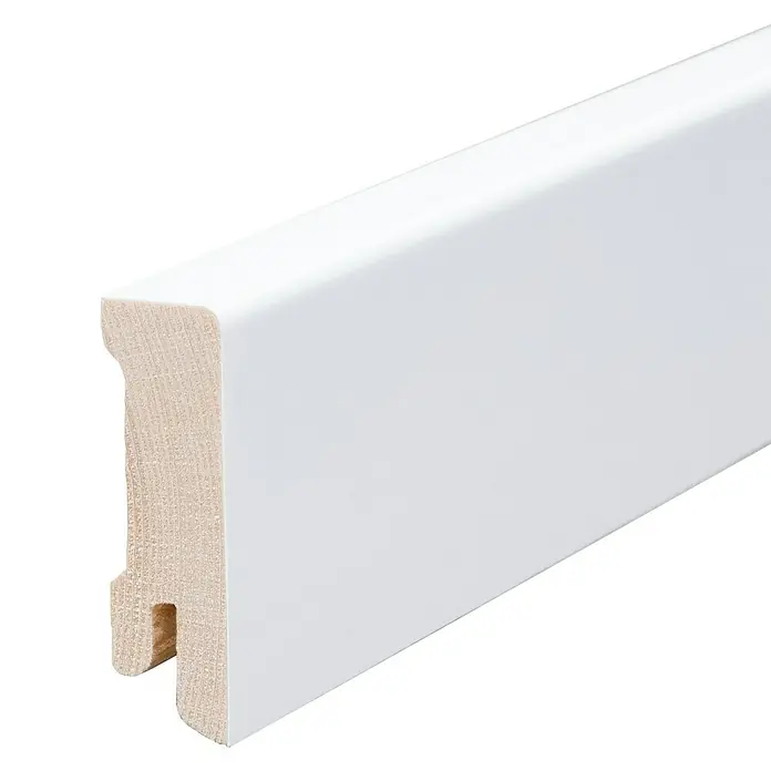 Sockelleiste - 240 cm x 16 mm x 40 mm, Fichte, Lackiert, Weiß - Nahaufnahme einer weißen Fußleiste aus Holz, die für einen stilvollen Übergang zwischen Wand und Boden sorgt.