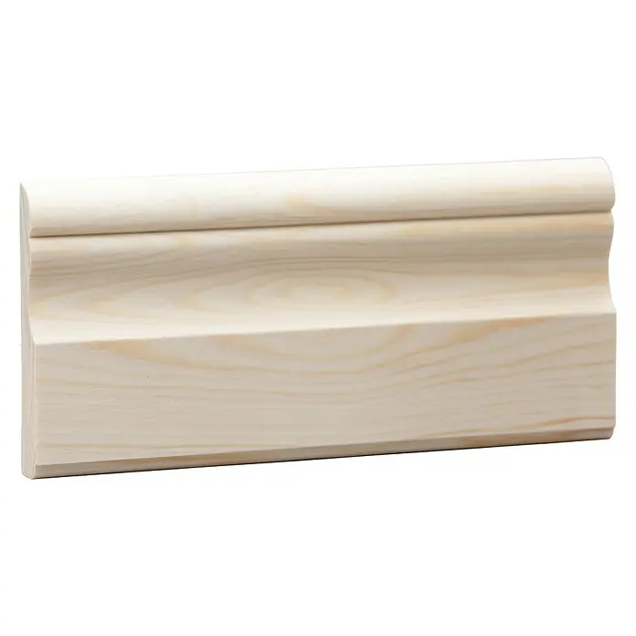 Profilleiste - 240 x 9,5 x 1,5 cm, Kiefer - Nahaufnahme einer profilierten, unbehandelten Holzfußleiste mit klarer Maserung vor einem schwarzen Hintergrund.