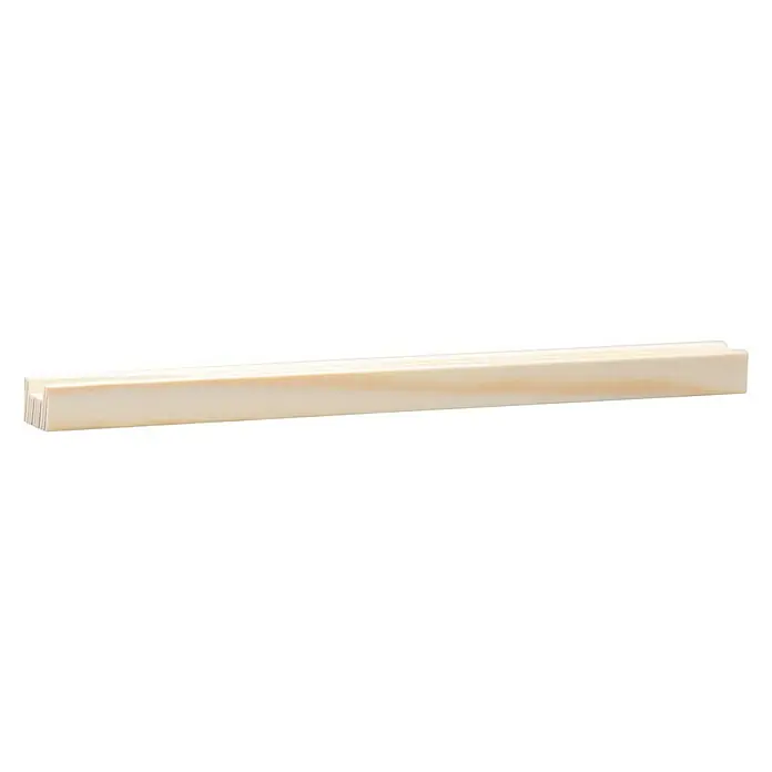 Nutleiste - L x B x H: 90 cm x 16 mm x 12 mm, Kiefer - Nahaufnahme einer unbehandelten Holzleiste, ideal für DIY-Projekte und Rahmenbau.