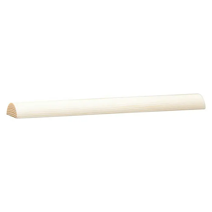 Halbrundstab - 90 cm x 28 mm x 13 mm, Kiefer - Ein langes Stück Holz mit einer abgerundeten Seite liegt vor einem schwarzen Hintergrund. Die Holzmaserung ist gut sichtbar.