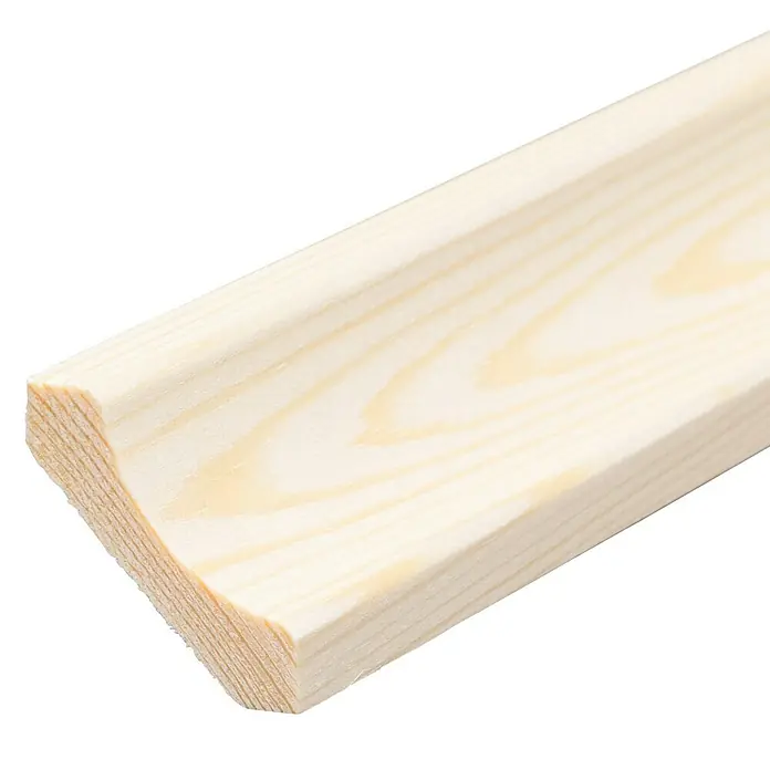 Hohlkehlleiste - 240 x 3,5 x 3,5 cm, Kiefer - Nahaufnahme einer hellen Holzleiste mit abgerundeten Kanten, ideal für Heimwerkerprojekte und Innenausbau. Holzprofilleiste für dekorative Zwecke.