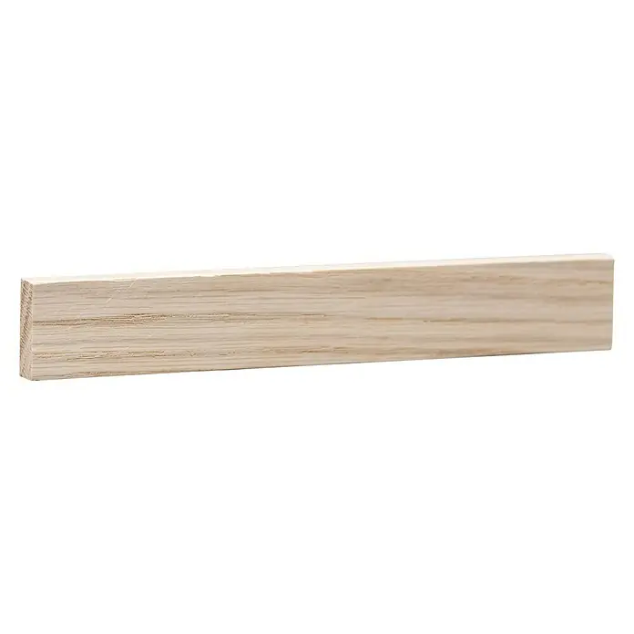 Rechteckleiste - 100 x 1 x 3 cm, Eiche - Nahaufnahme eines hellen Holzleistenprofils, ideal für Bau- oder Dekorationsprojekte, präsentiert auf schwarzem Hintergrund.