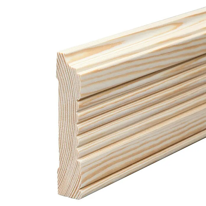 Profilleiste - 240 x 9,6 x 1,9 cm, Kiefer - Nahaufnahme einer hellen, unbehandelten Holzfußleiste mit einem dekorativen, geriffelten Profil vor schwarzem Hintergrund.