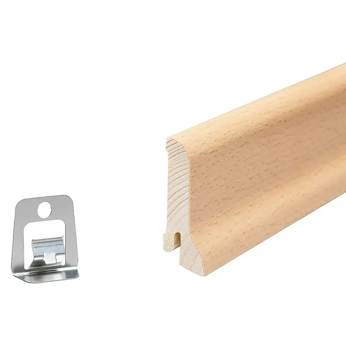 Sockelleiste - 240 x 2,2 x 6 cm, Buche gedämpft - Eine Holzleiste mit abgerundeter Kante und eine Befestigungsklammer auf schwarzem Hintergrund.