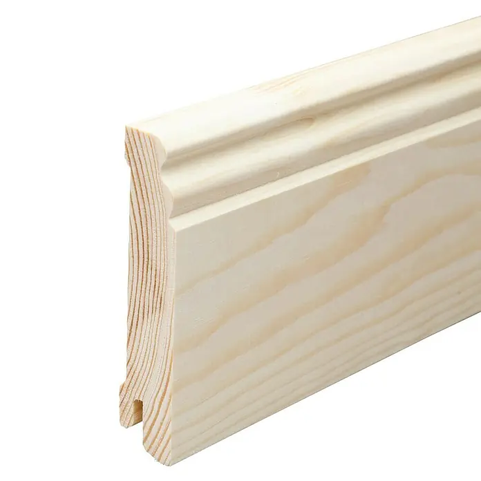 Sockelleiste - 240 x 1,8 x 9,6 cm, Kiefer - Nahaufnahme einer hellen, unbehandelten Holzfußleiste mit abgerundeten Kanten, ideal für Innenausbau und Renovierung.