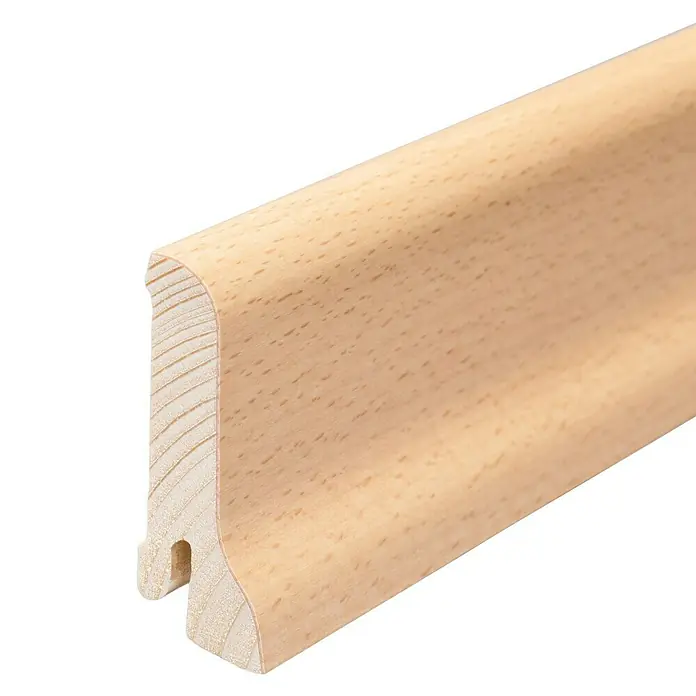 Sockelleiste - 240 x 2,2 x 6 cm, Buche gedämpft - Detailaufnahme einer hellen Holzfußleiste mit abgerundeter Kante und Nut, ideal für den Innenausbau.