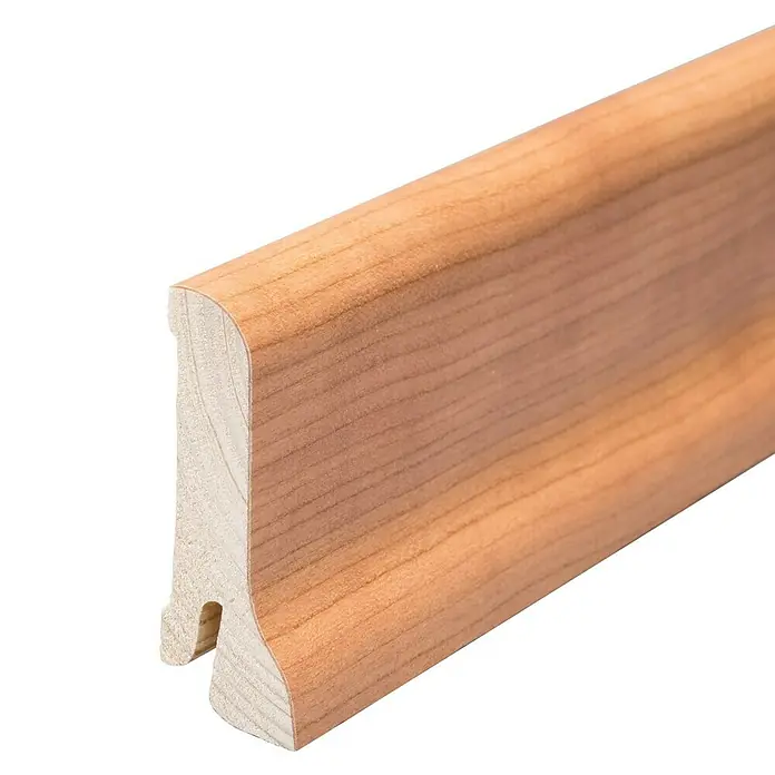 Sockelleiste - 240 x 2,1 x 6 cm, Kirsche - Detailaufnahme einer hellbraunen Sockelleiste aus Holz mit abgerundeter Oberkante und einer Nut an der Unterseite.