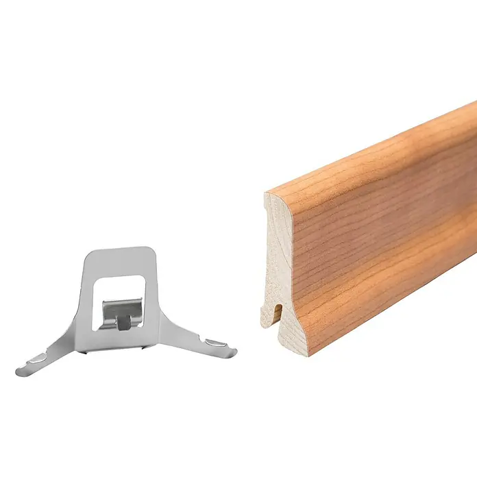 Sockelleiste - 240 x 2,1 x 6 cm, Kirsche - Das Bild zeigt eine Sockelleiste aus Holz zusammen mit einem Befestigungsclip, die für eine einfache Montage der Leiste an der Wand verwendet wird.