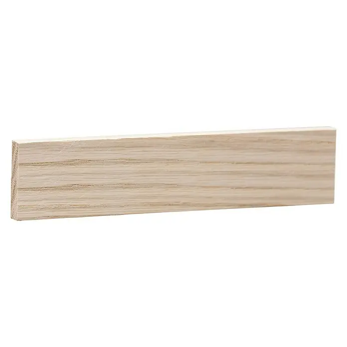 Rechteckleiste - 100 x 1 x 6 cm, Eiche - Nahaufnahme einer Holzleiste mit Maserung auf schwarzem Hintergrund, ideal für Heimwerkerprojekte und Innenausbau.