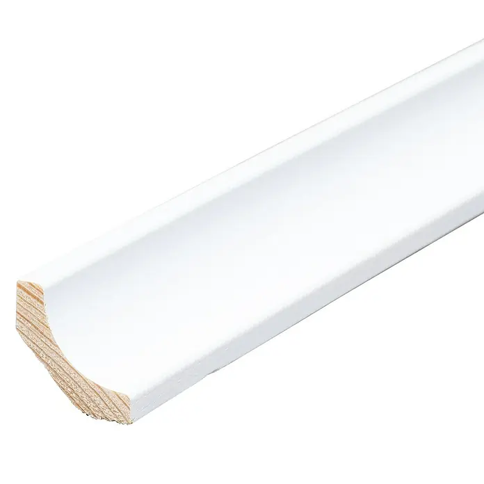 Hohlkehlleiste - 240 x 2,2 x 2,2 cm, Kiefer - Nahaufnahme einer weißen, hölzernen Viertelstab-Zierleiste, ideal für Wand- und Möbelakzente, die jedem Raum eine elegante Note verleiht.