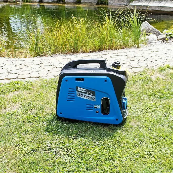 Güde Stromerzeuger 2000-2 - 2 kW, Tankvolumen: 4,1 l, Verbrauch: 0,91 l/h - Der blaue Güde ISG 2000-2 Inverter Stromerzeuger steht auf einer grünen Wiese und ist bereit für den Einsatz im Freien.