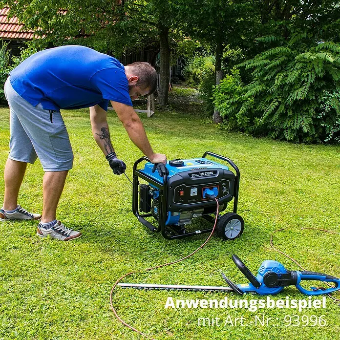 Güde Stromerzeuger GSE 3701 RS - 2,8 kW, Tankvolumen: 15 l, Verbrauch: 1,25 l/h - Ein Mann startet einen blauen Güde GSE 3701 RS Generator im Garten, um eine blaue Heckenschere zu betreiben.