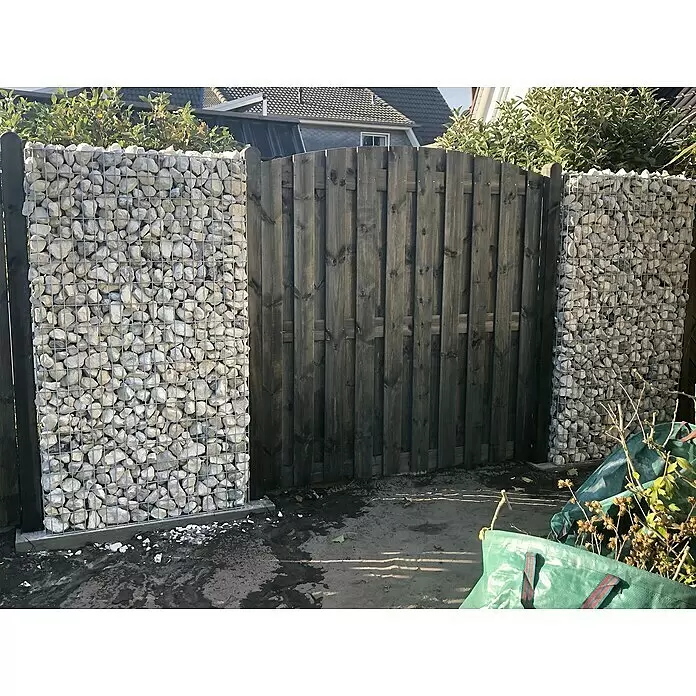 Gabiona Gabione - 102 x 22 x 160 cm, Metall, Maschenbreite: 50 mm, Maschenhöhe: 100 mm - Dunkles Holztor zwischen zwei Gabionenwänden mit hellen Steinen, als Gartenzugang.