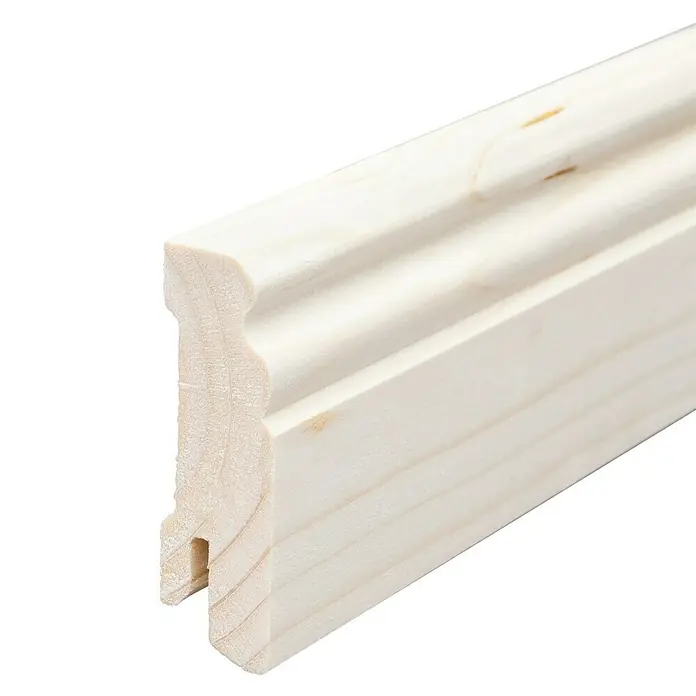 Sockelleiste - 240 x 1,8 x 5,8 cm, Fichte, Profiliert - Ein Detailaufnahme einer unbehandelten Holzleiste mit feinen Profilen und einer Nut, ideal für Rahmen und Zierleisten.