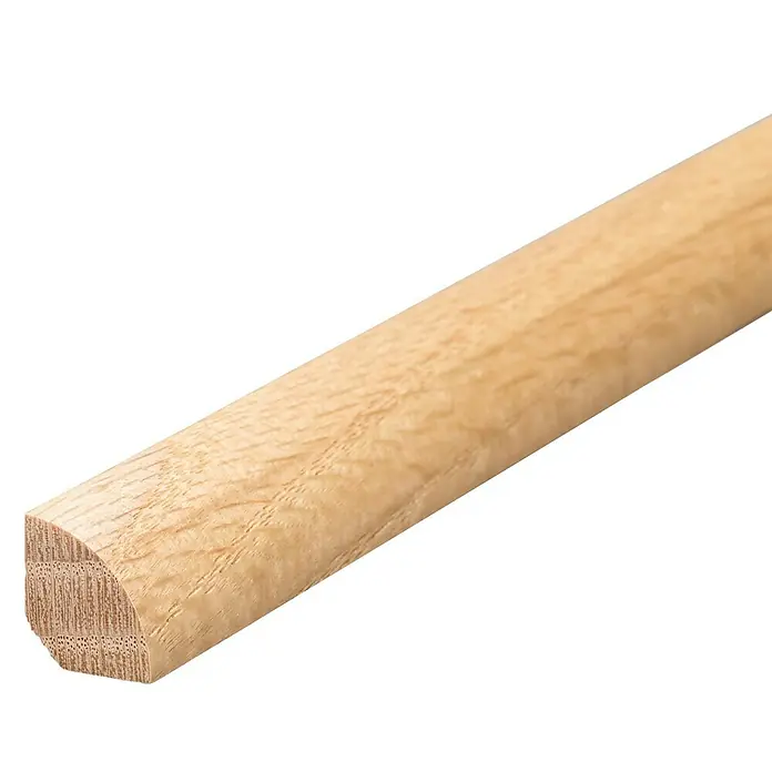 Viertelstab - 100 x 1,4 x 1,4 cm, Eiche - Ein Detailaufnahme einer Viertelstab-Holzleiste, ideal für Innenausbau und Möbelveredelung, auf schwarzem Hintergrund.