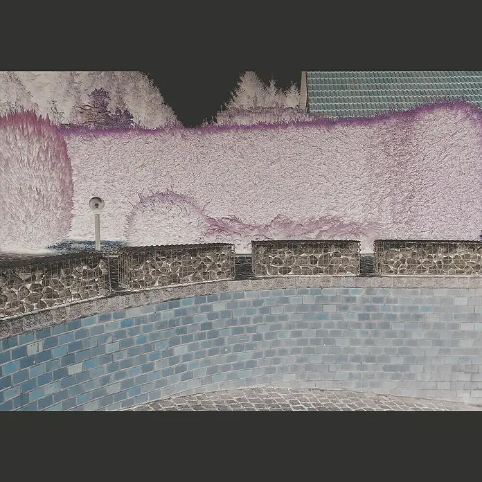 Gabiona Gabione - 100 x 30 x 30 cm, Metall, Maschenbreite: 50 mm, Maschenhöhe: 50 mm - Schwimmbad mit Steinmauer und Hecke. Eine idyllische Szene mit blauen Fliesen, die zum Entspannen einlädt, während die grüne Hecke Privatsphäre bietet.
