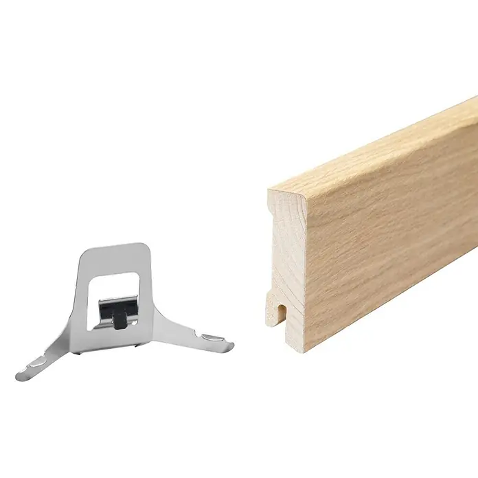 Profiles and more Sockelleiste - 240 x 1,6 x 5,8 cm, Eiche Hell - Holzleiste und Montageclip. Die Holzleiste ist hell und hat eine Nut zur Befestigung am Clip. Der Clip ist aus Metall.