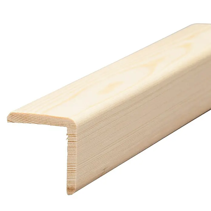 Winkelleiste - 240 x 2,7 x 2,7 cm, Kiefer, Natur, Lackiert - Nahaufnahme eines Holztreppenprofils, ideal für Treppenrenovierungen und verleiht jedem Raum einen natürlichen Akzent.