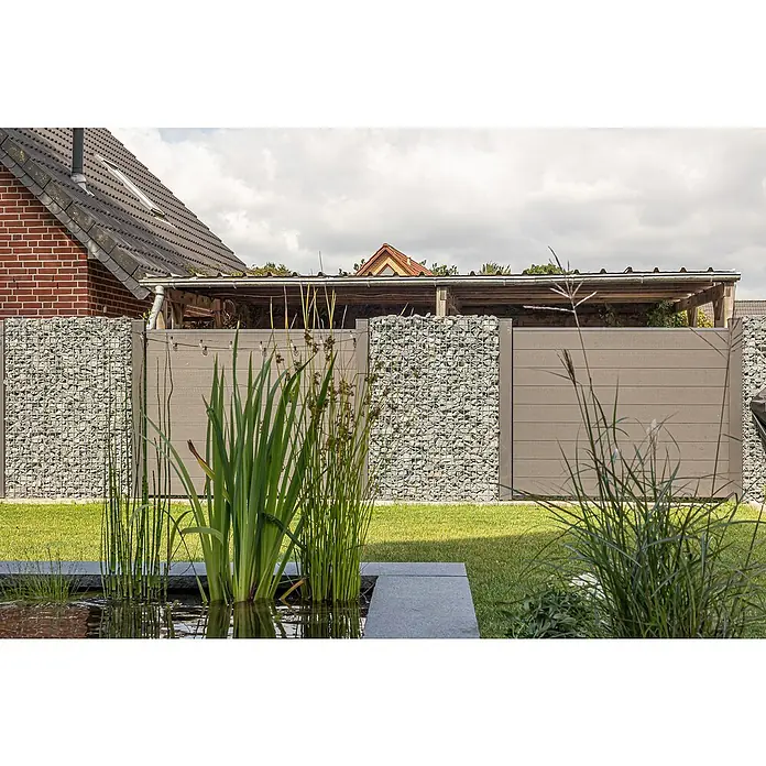 Gabiona Gabione - 107 x 17 x 160 cm, Metall, Maschenbreite: 50 mm, Maschenhöhe: 50 mm - Eine moderne Gartengestaltung mit Gabionenwand und Holzelementen, die einen stilvollen und naturnahen Sichtschutz bietet.